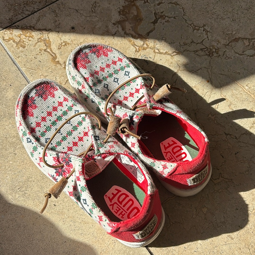 Holiday Hey Dudes size 5 women’s